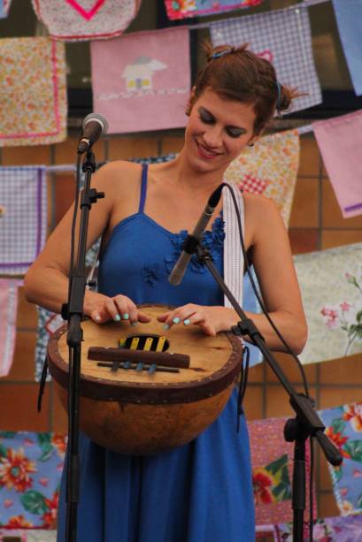 Cris Bosch com o instrumento de percussão ngongoma, com som semelhante ao da kalimba