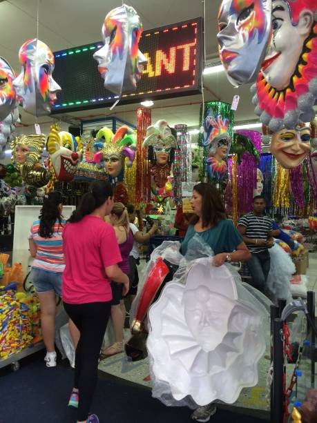 A vitrine da Festas e Fantasias esbanja cor e brilho para o Carnaval