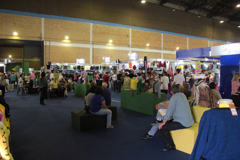 Há opções em couro, lã, linho e tricô Há opções em couro, lã, linho e tricô