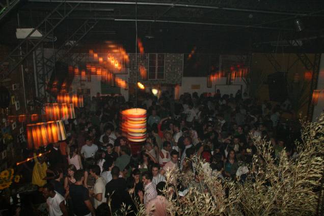 Diquinta: festas regadas a MPB e samba costumam agitar as noites da casa da Vila Leopoldina Diquinta: festas regadas a MPB e samba costumam agitar as noites da casa da Vila Leopoldina