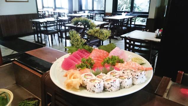 O combinado de sushi e sashimi O combinado de sushi e sashimi
