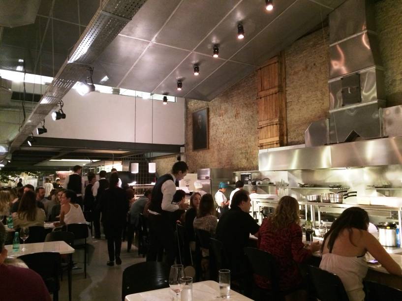 Ambiente: salão muito concorrido Ambiente: salão muito concorrido