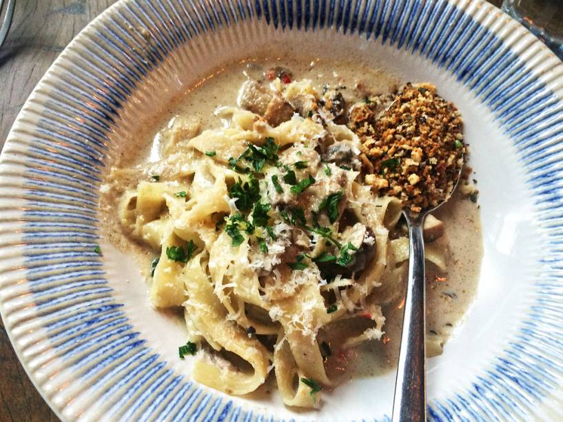 Fettuccine ao molho de cogumelo porcini com queijo mascarpone e vinho branco