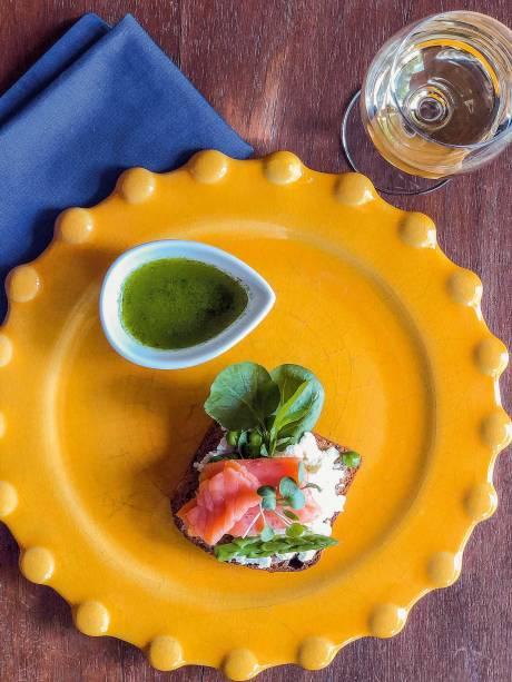 Entrada: tartine de salmão defumado, disponível em menu harmonizado Entrada: tartine de salmão defumado, disponível em menu harmonizado