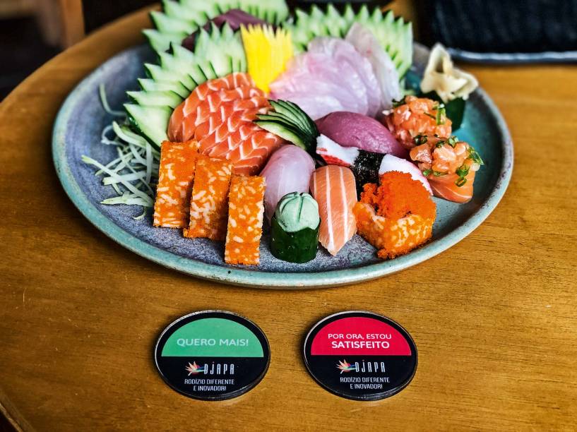 Como numa churrascaria, placas de satisfeito ou quero mais Como numa churrascaria, placas de satisfeito ou quero mais