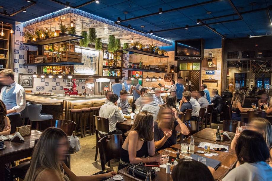 Ambiente rejuvenescido: plano de modernização trouxe plantas pendentes e nova iluminação à casa Ambiente rejuvenescido: plano de modernização trouxe plantas pendentes e nova iluminação à casa