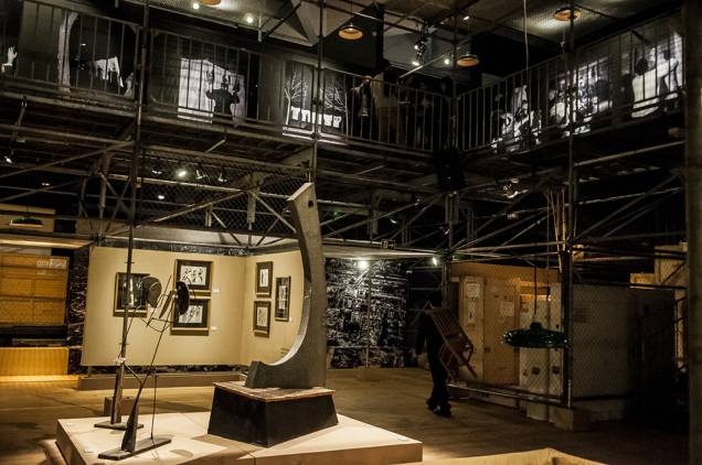 Andaimes, caixas e grandes formam a estrutura da mostra e levam para o universo do dramaturgo Andaimes, caixas e grandes formam a estrutura da mostra e levam para o universo do dramaturgo