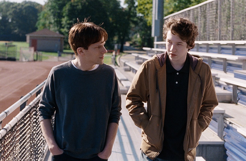 Mais Forte que Bombas: os atores Jesse Eisenberg e Devin Druid vivem dois irmãos no drama Mais Forte que Bombas: os atores Jesse Eisenberg e Devin Druid vivem dois irmãos no drama