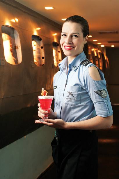 A atendente Cinthia Bessa, vestida de aeromoça A atendente Cinthia Bessa, vestida de aeromoça