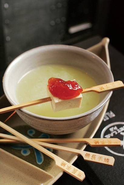 Picante japão: saquê, xarope de amêndoa, limão-siciliano, melão e wassabi Picante japão: saquê, xarope de amêndoa, limão-siciliano, melão e wassabi