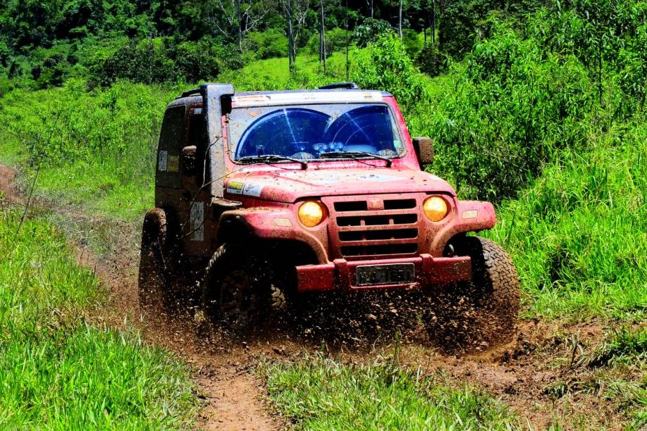 O Cantareira Esportes de Aventura oferece atividades em um jipe off-road