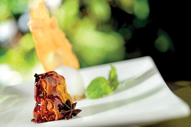 Caju confitado na cachaça com sorbet de limão Caju confitado na cachaça com sorbet de limão