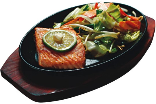 Teppan yaki de salmão: guarnecido de vegetais al dente Teppan yaki de salmão: guarnecido de vegetais al dente