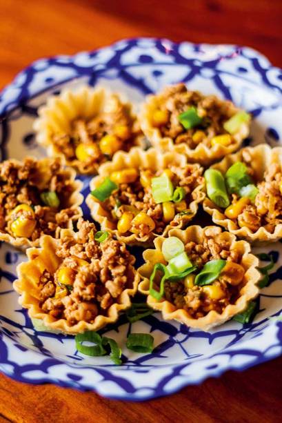 Massa crocante recheadas de uma combinação de frango, milho e especiarias Massa crocante recheadas de uma combinação de frango, milho e especiarias