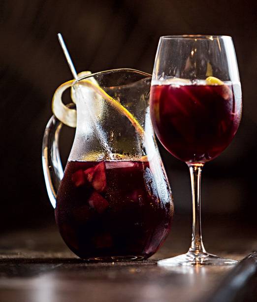 A caprichada jarra de sangria: serve quatro pessoas