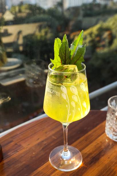 Jaune: gim com cúrcuma, água tônica, limão e folhas de azedinha Jaune: gim com cúrcuma, água tônica, limão e folhas de azedinha