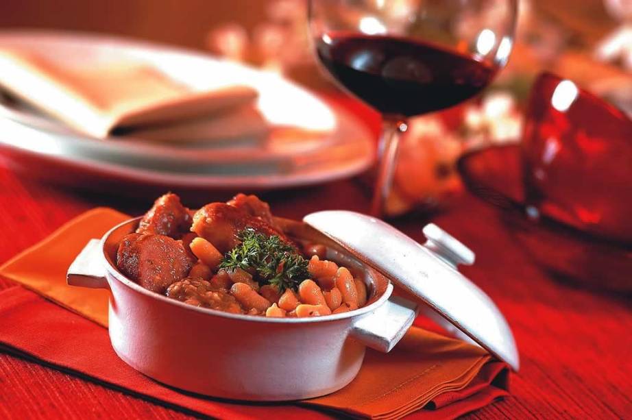 Harmonização de cassoulet com três taças de diferentes vinhos: no francês La Casserole Harmonização de cassoulet com três taças de diferentes vinhos: no francês La Casserole