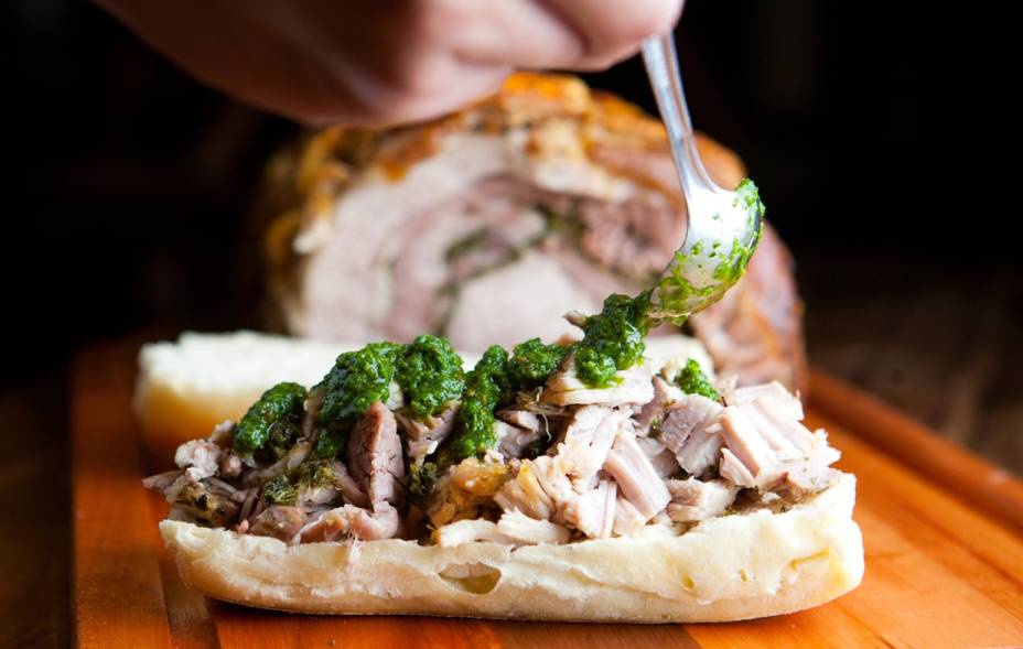 Porchetta com salsa: carne de porco misturada com torresmo e um molho de salsa com especiarias