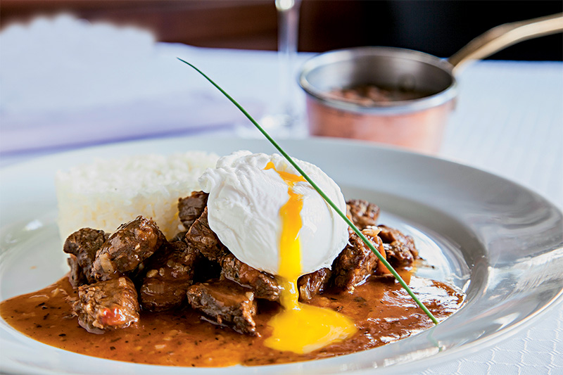 Picadinho de filé-mignon com ovo, arroz e feijão