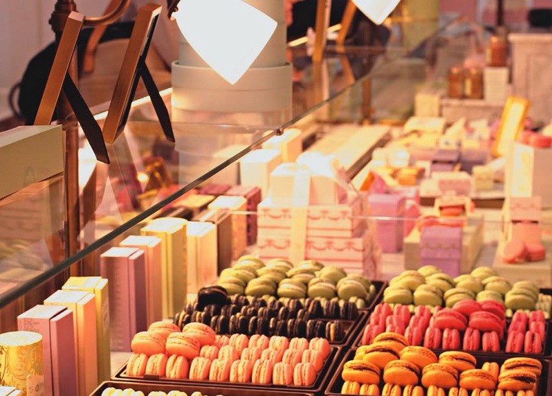 A colorida vitrine de macarons vindos da Europa