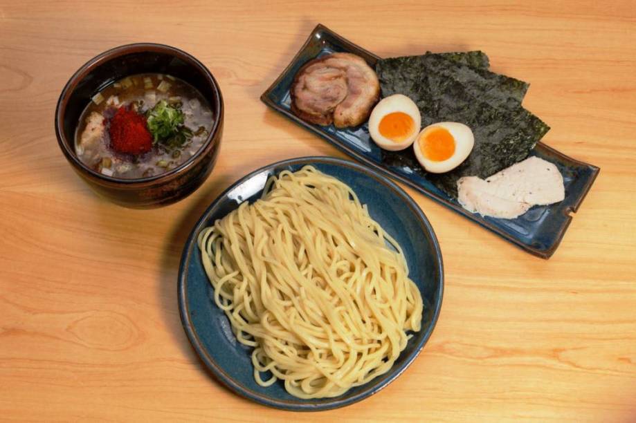 Lámen em estilo tsukemen: ingredientes separados Lámen em estilo tsukemen: ingredientes separados