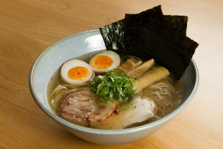 Versão clássica: lamén com caldo de sal, bem transparente Versão clássica: lamén com caldo de sal, bem transparente