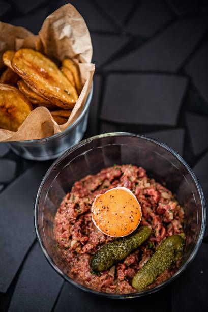 Steak tartare: vai com gema por cima Steak tartare: vai com gema por cima