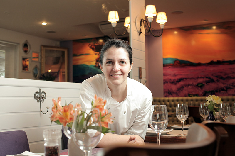 A chef Rubia Coutinho estreia como proprietária do bistrô A chef Rubia Coutinho estreia como proprietária do bistrô