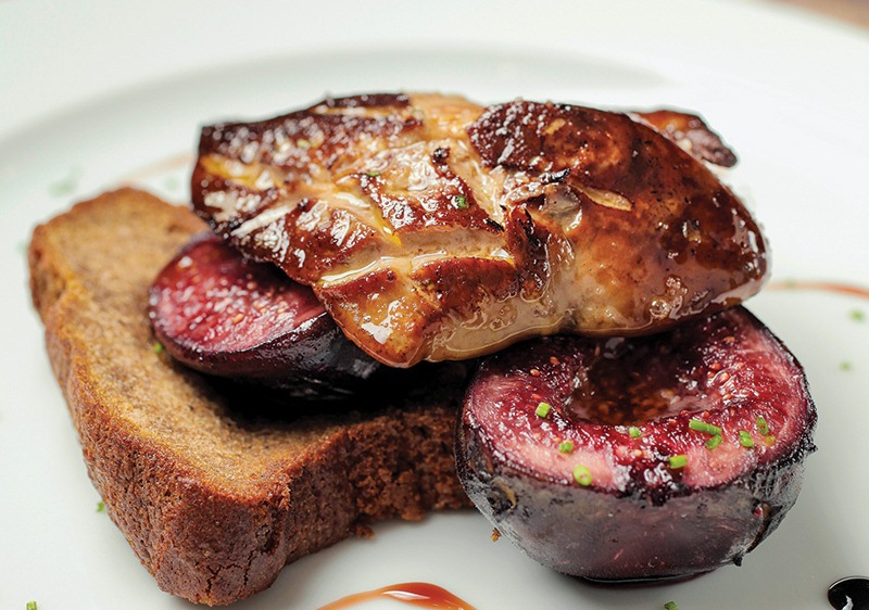 Foie gras com pão de especiarias e figo caramelado