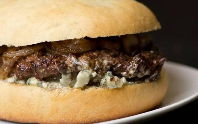 Hambúrguer de fraldinha com creme de gorgonzola e cebola caramelizada Hambúrguer de fraldinha com creme de gorgonzola e cebola caramelizada