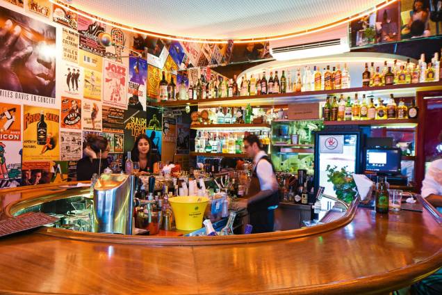 O balcão acomoda nove pessoas O balcão acomoda nove pessoas