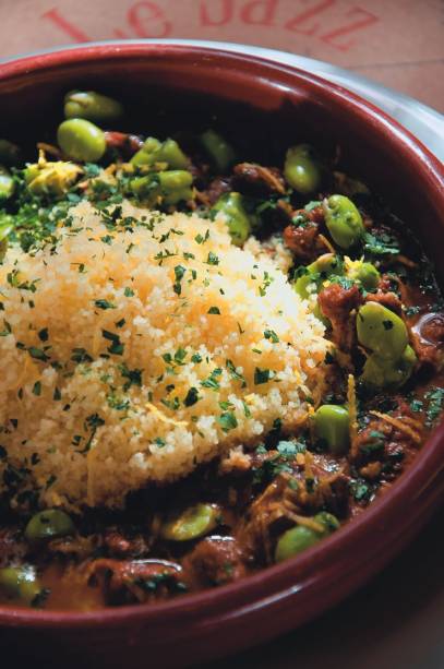 Especialidade do francês, a tagine de cordeiro é acompanha por legumes e cuscuz marroquino Especialidade do francês, a tagine de cordeiro é acompanha por legumes e cuscuz marroquino