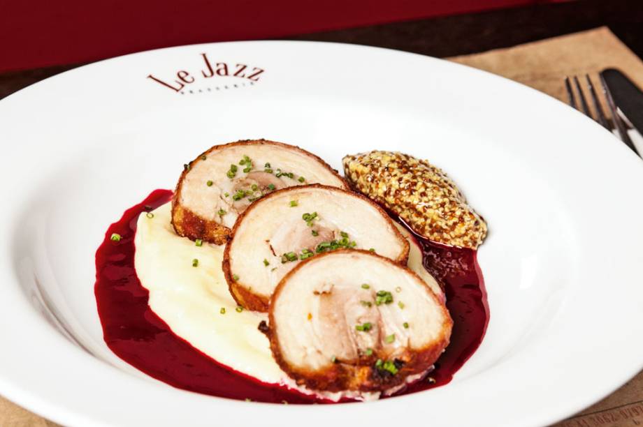 Leitão crocante com purê de batatas, molho de beterraba e mostarda Leitão crocante com purê de batatas, molho de beterraba e mostarda