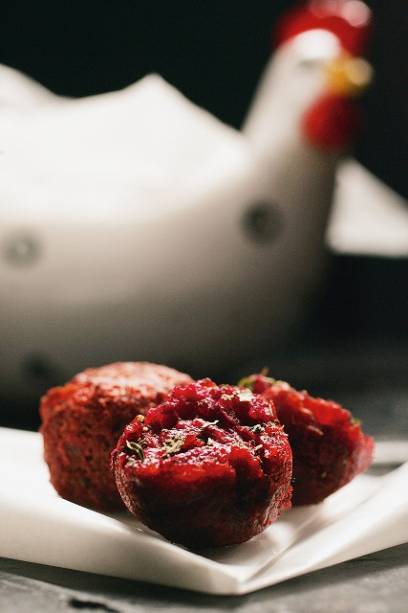 Porção de bolinhos de mandioca e beterraba, com gostinho de alho Porção de bolinhos de mandioca e beterraba, com gostinho de alho