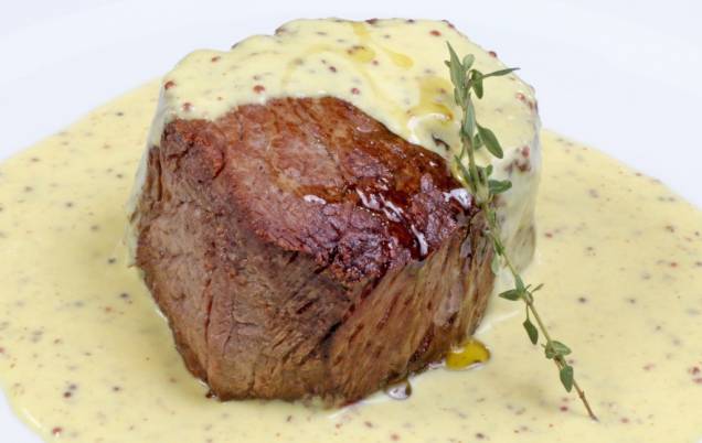 Steak de filé-mignon com molho de mostarda Steak de filé-mignon com molho de mostarda