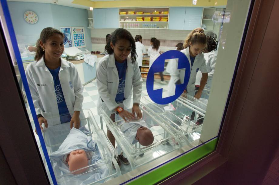 Meninas trabalham na maternidade Meninas trabalham na maternidade