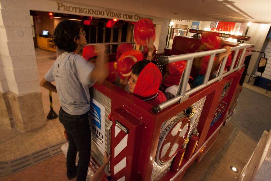 As crianças recebem instruções de como atuar em um incêndio As crianças recebem instruções de como atuar em um incêndio