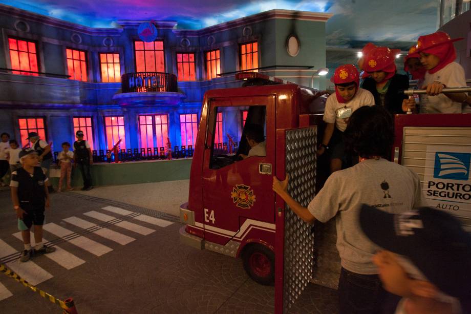 Um hotel em chamas é o motivo da chegada dos bombeiros Um hotel em chamas é o motivo da chegada dos bombeiros