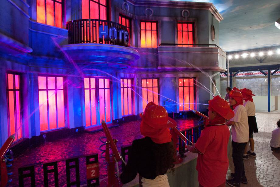 Monitores orientam a atuação dos minibombeiros Monitores orientam a atuação dos minibombeiros