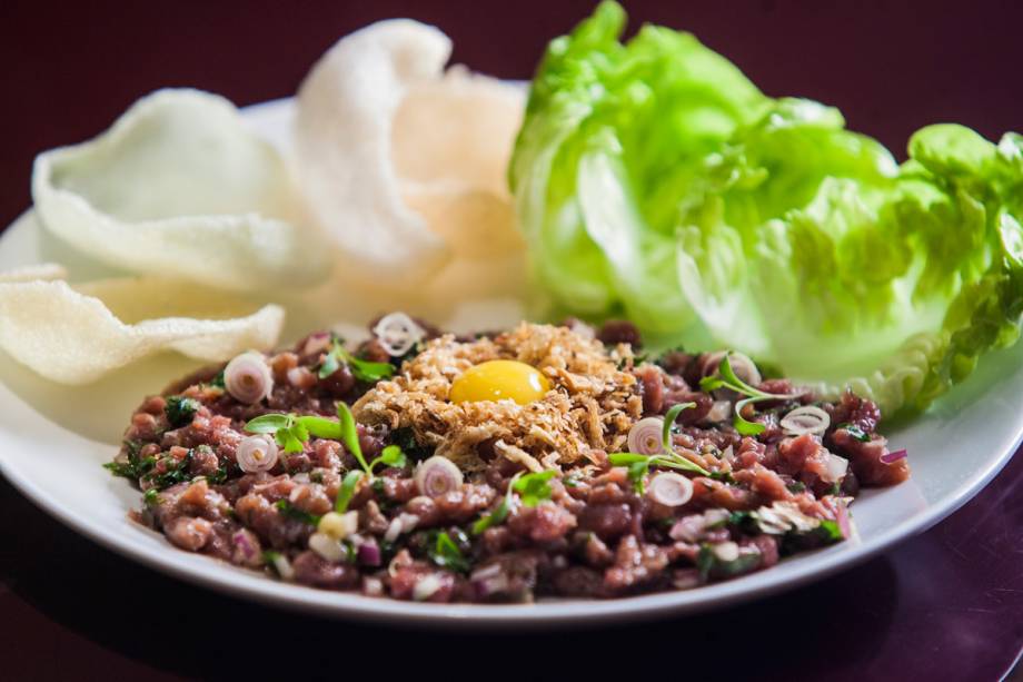 Frango picado com legumes para ser embrulhado na folha de alface-romana Frango picado com legumes para ser embrulhado na folha de alface-romana