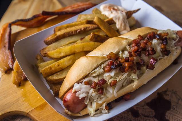 Berlin dog: com fritas e maionese de páprica Berlin dog: com fritas e maionese de páprica