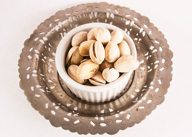 O pote de pistache faz parte do combo que traz uma lata de cerveja Guinness e o clássico manhattan O pote de pistache faz parte do combo que traz uma lata de cerveja Guinness e o clássico manhattan