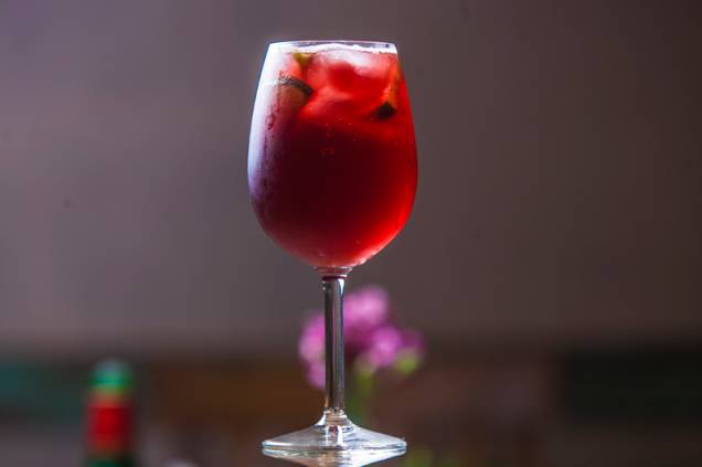 Tinto de verano: mistura docinha de vinho, vermute e soda limonada Tinto de verano: mistura docinha de vinho, vermute e soda limonada