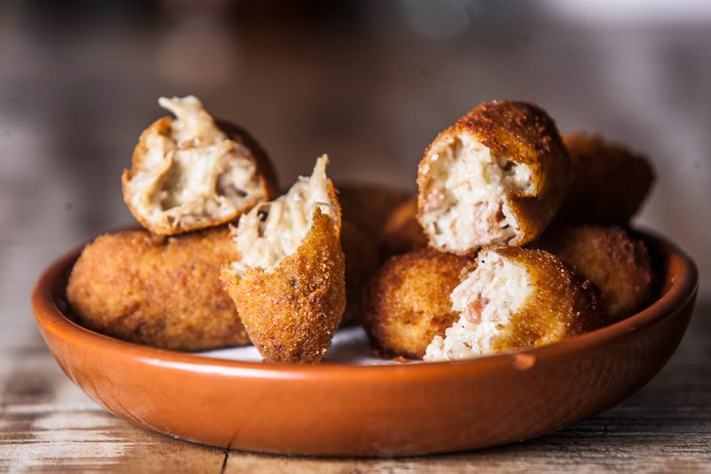 Cremosas, as croquetas saem nos sabores presunto cru e rabada