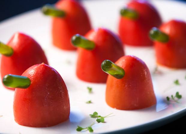 Tomate espetado por uma ampola de queijo de cabra e molho pesto Tomate espetado por uma ampola de queijo de cabra e molho pesto