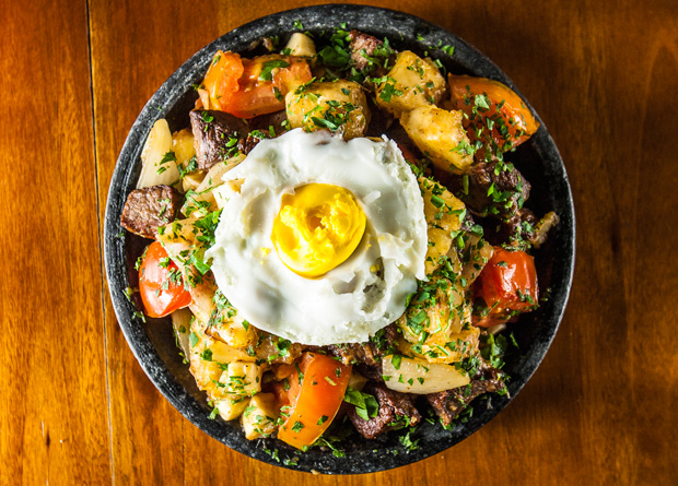 Mexido nordestino, com carne de sol, tomate, cebola, mandioca e queijo de coalho Mexido nordestino, com carne de sol, tomate, cebola, mandioca e queijo de coalho