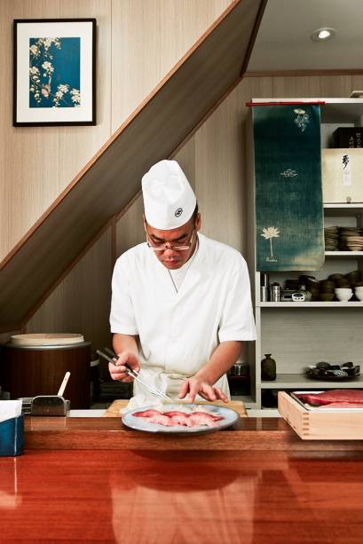 Egashira em ação: peixes com cortes impecáveis Egashira em ação: peixes com cortes impecáveis