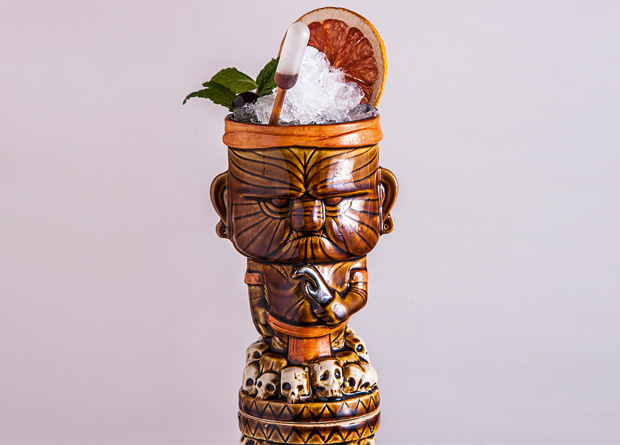 Tormenta perfecta: rum, conhaque, mel, pólen, sucos cítricos e ginger beer Tormenta perfecta: rum, conhaque, mel, pólen, sucos cítricos e ginger beer