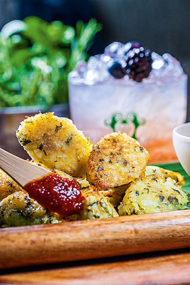 Petiscos quaaaase light: bolinho de arroz e bacalhau assado Petiscos quaaaase light: bolinho de arroz e bacalhau assado