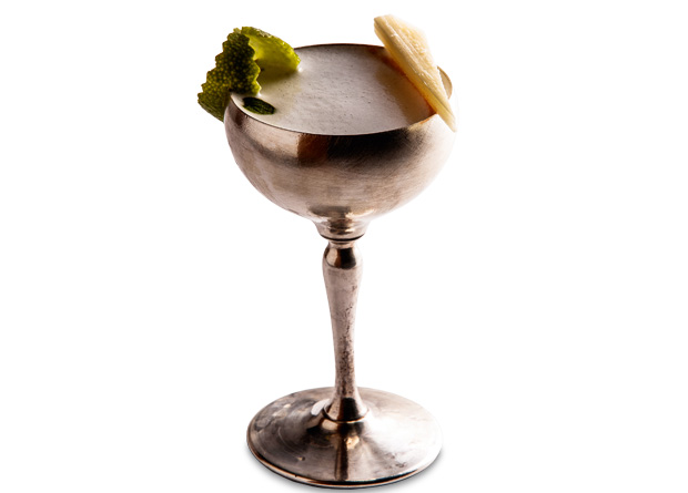 Mãe-dágua: cachaça, marasquino, mel de agave, cumaru, fruta-do-conde e limão Mãe-dágua: cachaça, marasquino, mel de agave, cumaru, fruta-do-conde e limão